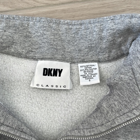 DKNY USA Sweater Size Small. Good condition. - Picture 4 of 7